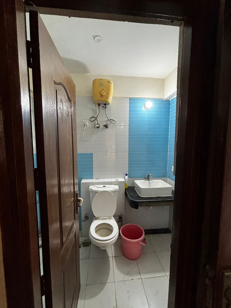 Bathroom, amrapali-princely-estate 3 Bedroom 1315 Sq.Ft. Apartment In Sector 76 Noida 9371555