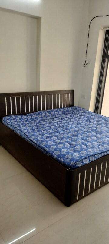 Bedroom in 2 BHK Apartment at Swapnalok Towers, Malad East – for Rent