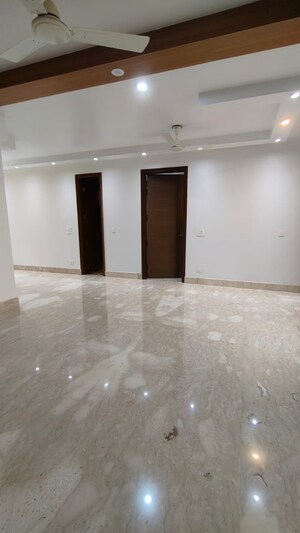 Room in 4 BHK Builder Floor at Saket – for Rent