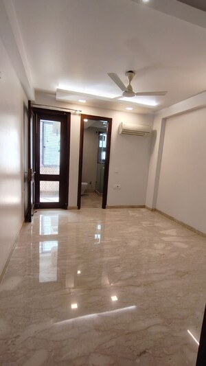 Room in 4 BHK Builder Floor at Saket – for Rent