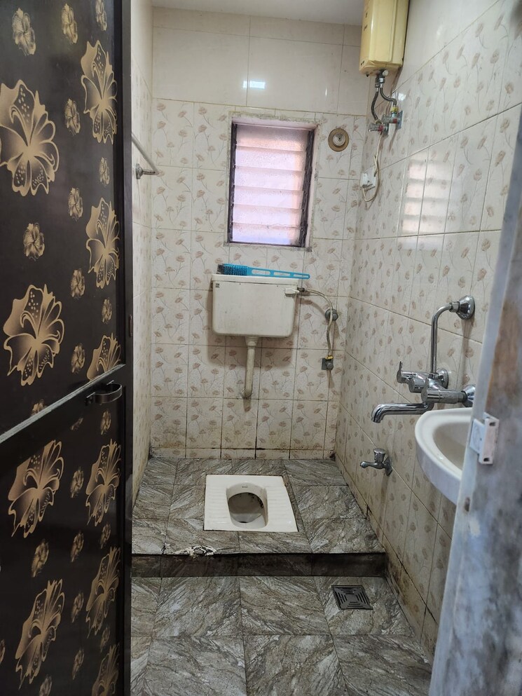 Bathroom, shiv-pooja-chs 2 Bedroom 810 Sq.Ft. Apartment In Sanpada Sector 1 Navi Mumbai 9372060