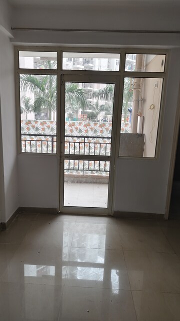 Room in 2 BHK Apartment at Suncity Avenue 76, Sector 76 – for Rent
