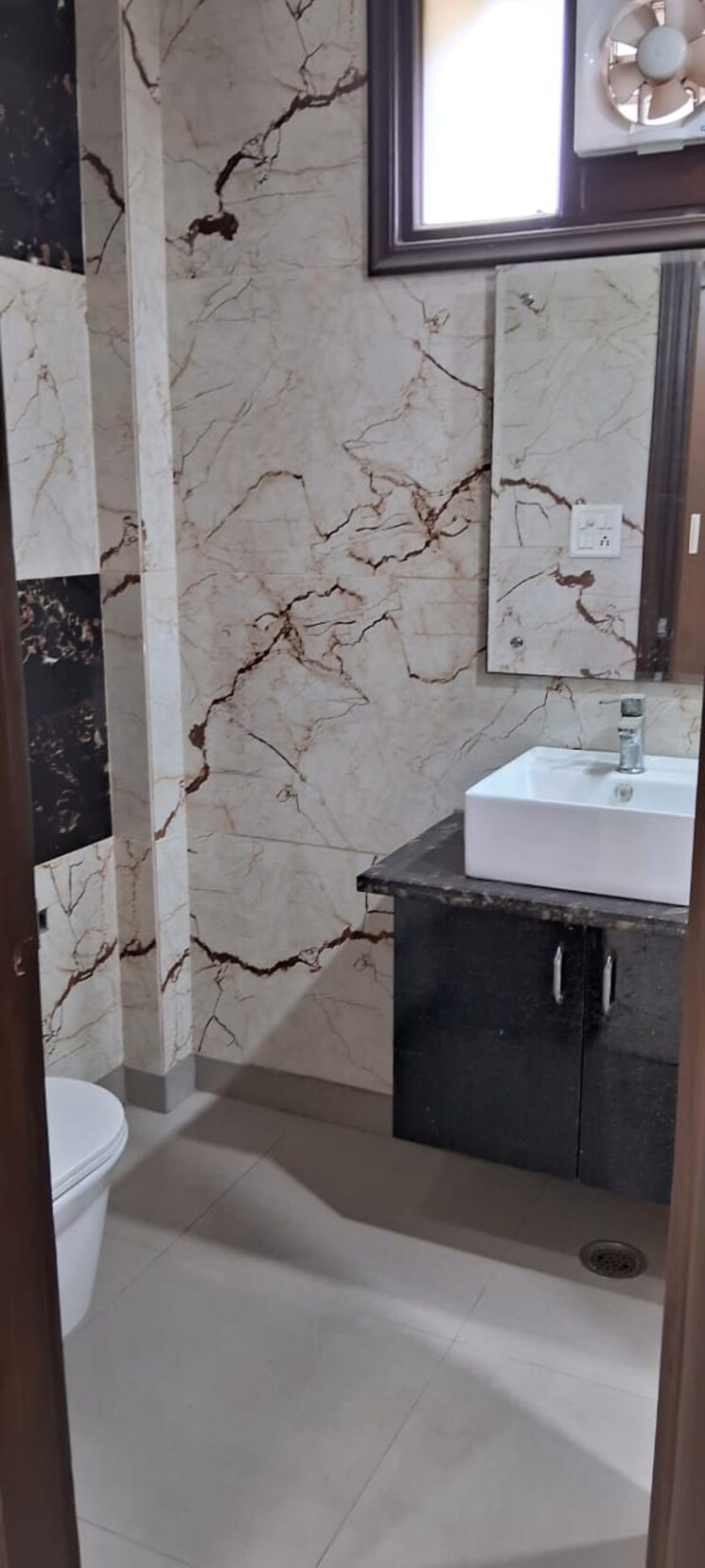 Bathroom, patel nagar 3 Bedroom 2000 Sq.Ft. Builder Floor In Patel Nagar Delhi 9372363