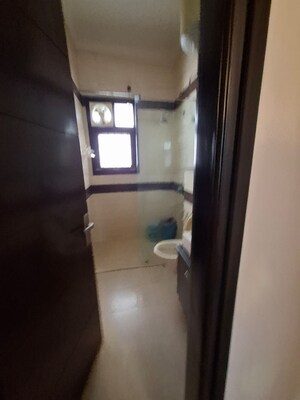 Building Lobby in 2.5 BHK Builder Floor at Unitech South City 1, South City 1 – for Rent