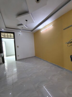 Room in 3 BHK Builder Floor at Dwarka Mor – for Rent