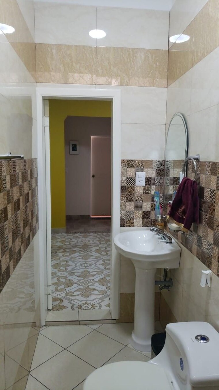 Bathroom, karol bagh 3 Bedroom 1200 Sq.Ft. Builder Floor In Karol Bagh Delhi 9372970