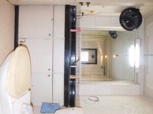 Team Area in 3 BHK Apartment at Bandra West – for Rent