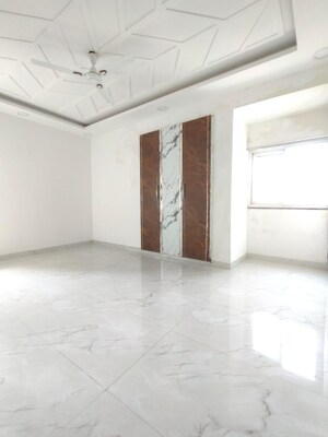 Room in 3 BHK Apartment at Sector 6 Dwarka – for Rent