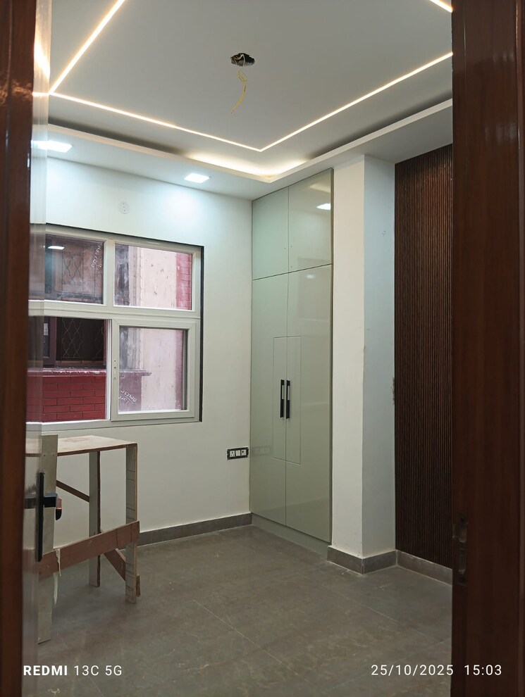 Room, rohini sector 25 3 Bedroom 1000 Sq.Ft. Builder Floor In Rohini Sector 25 Delhi 9373724