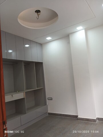 Master Bedroom in 3 BHK Builder Floor at Rohini Sector 25 – for Sale