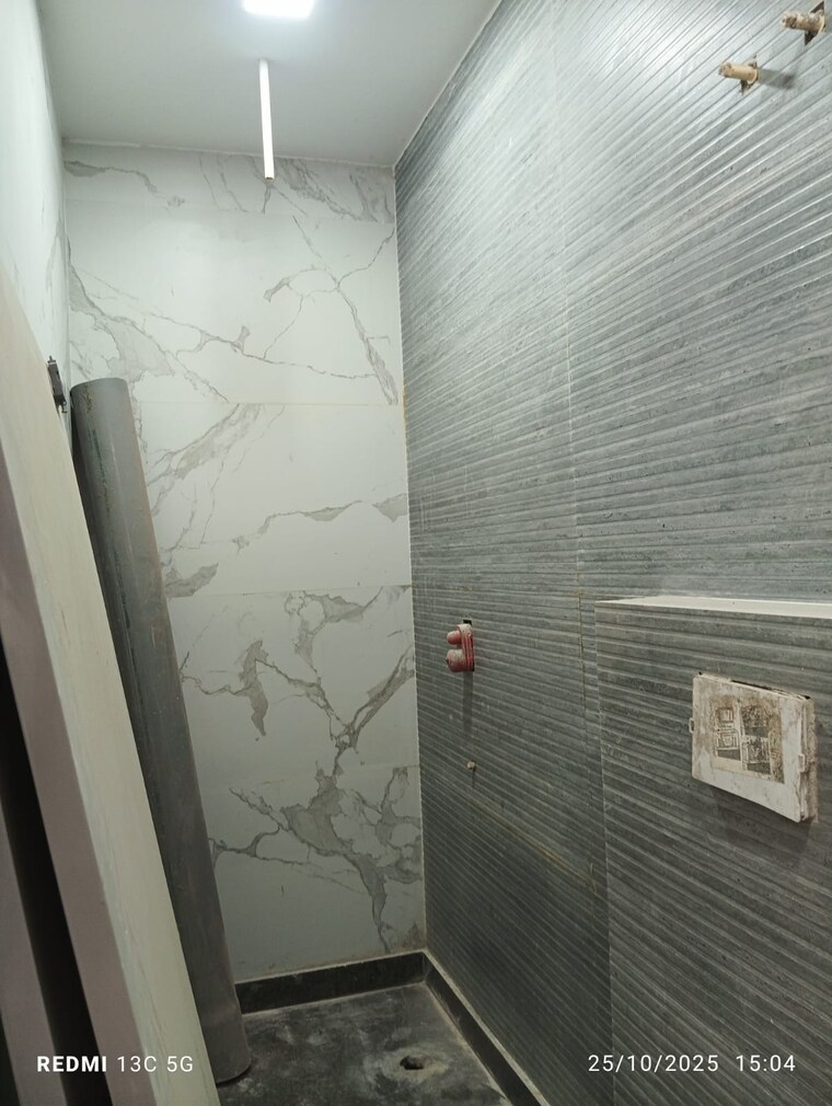 Bathroom, rohini sector 25 3 Bedroom 1000 Sq.Ft. Builder Floor In Rohini Sector 25 Delhi 9373724