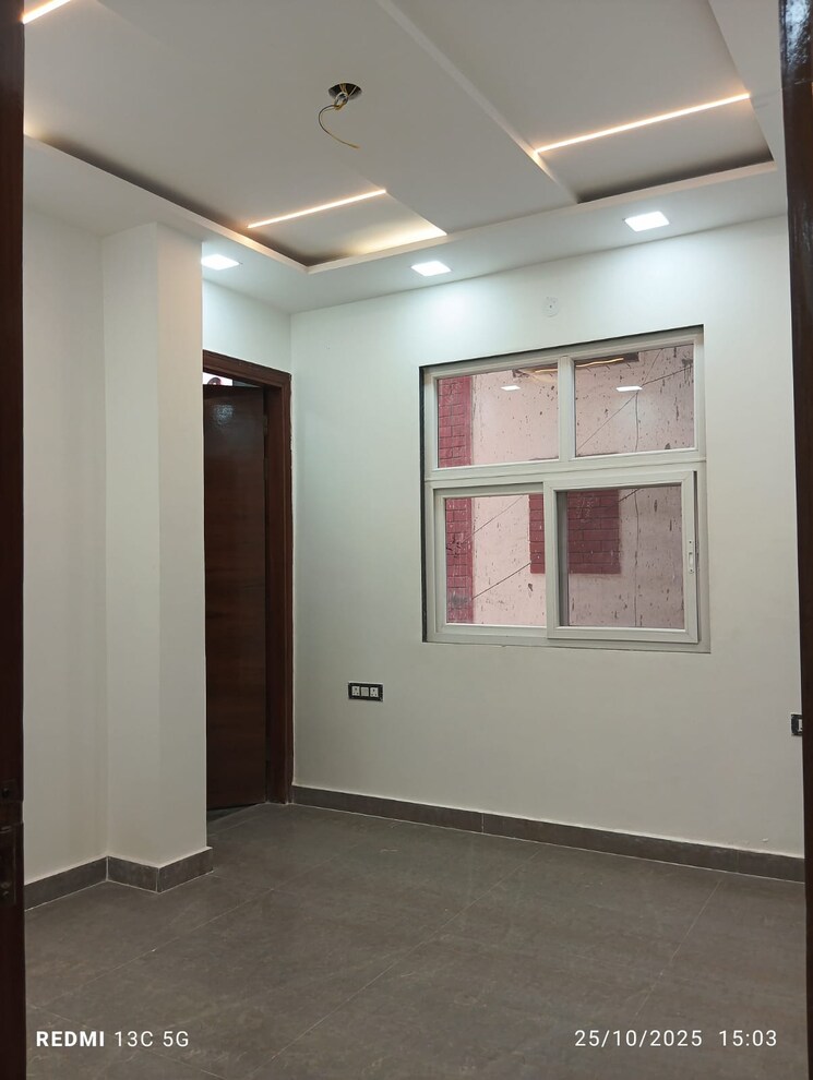 Room, rohini sector 25 3 Bedroom 1000 Sq.Ft. Builder Floor In Rohini Sector 25 Delhi 9373724