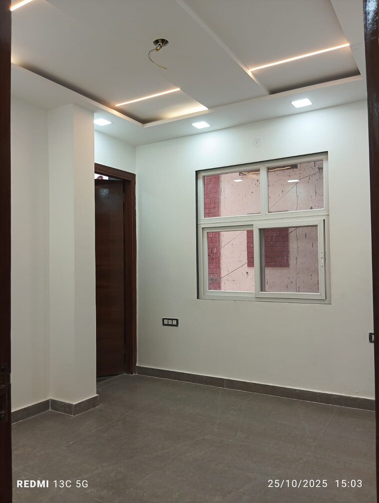 Room, rohini sector 25 3 Bedroom 1000 Sq.Ft. Builder Floor In Rohini Sector 25 Delhi 9373724