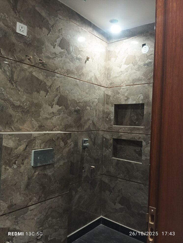 Bathroom, rohini sector 25 3 Bedroom 900 Sq.Ft. Builder Floor In Rohini Sector 25 Delhi 9373865