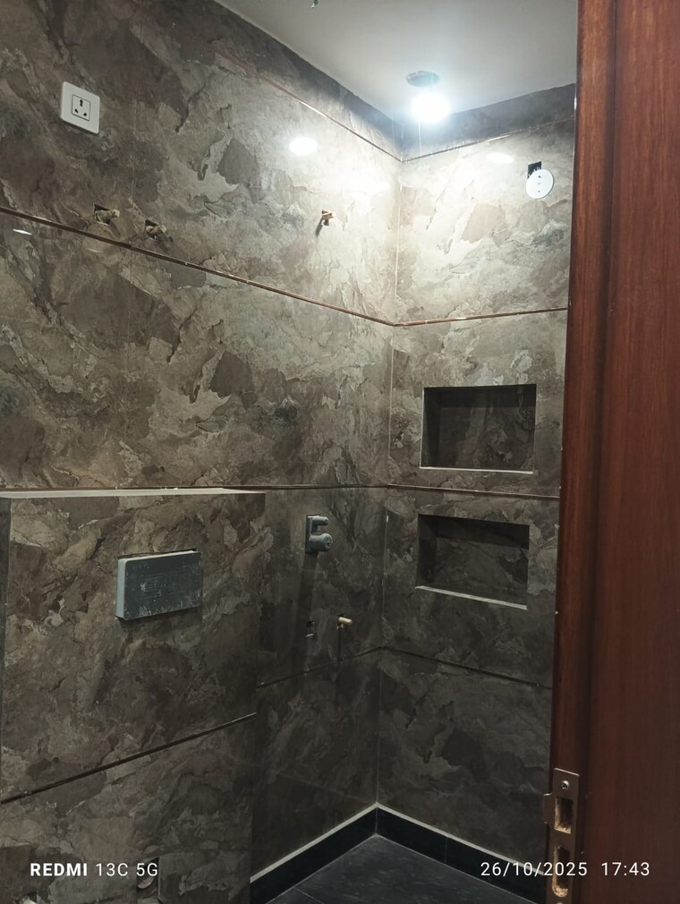 Bathroom, rohini sector 25 3 Bedroom 900 Sq.Ft. Builder Floor In Rohini Sector 25 Delhi 9373865