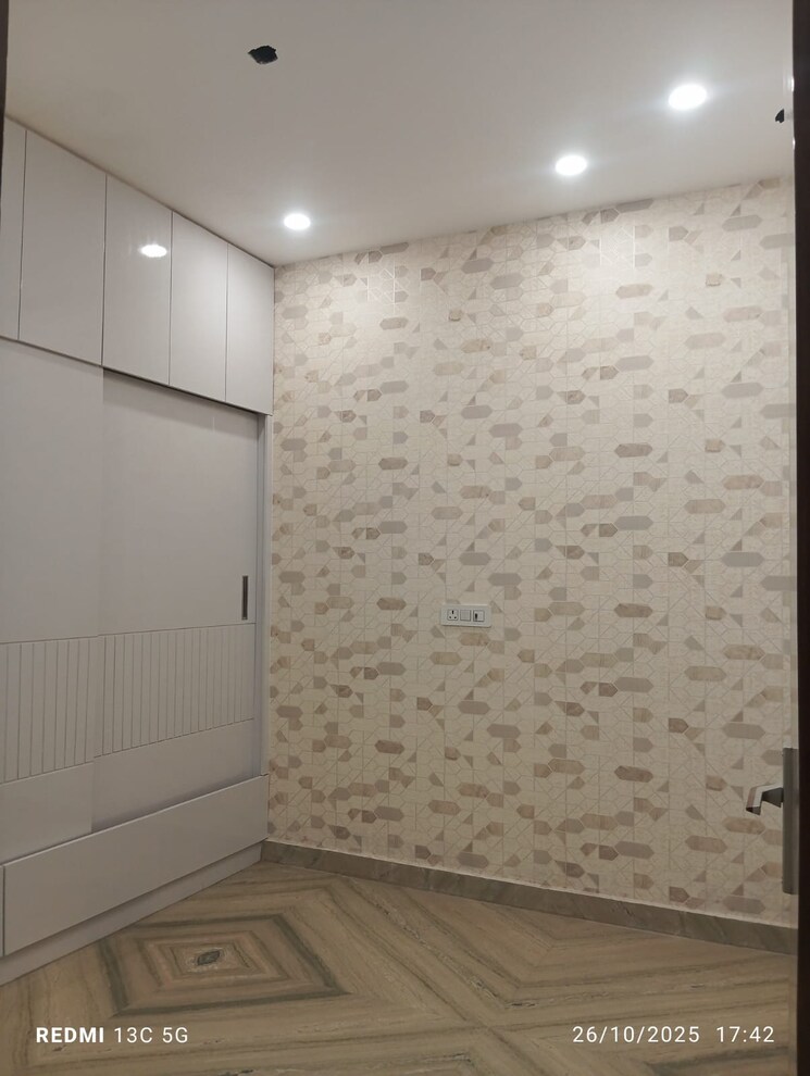 Room, rohini sector 25 3 Bedroom 900 Sq.Ft. Builder Floor In Rohini Sector 25 Delhi 9373865