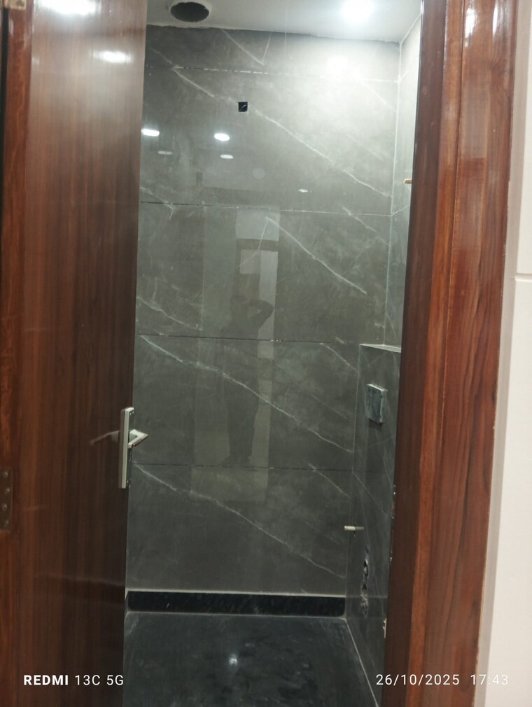 Bathroom, rohini sector 25 3 Bedroom 900 Sq.Ft. Builder Floor In Rohini Sector 25 Delhi 9373865