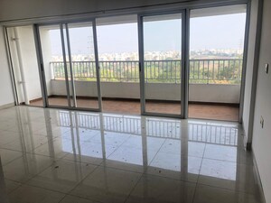 Room in 3.5 BHK Apartment at Amanora Victory Towers, Hadapsar – for Sale