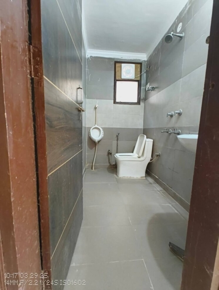 Bathroom, freedom fighters enclave 1 Bedroom 500 Sq.Ft. Apartment In Freedom Fighters Enclave Delhi 9373937