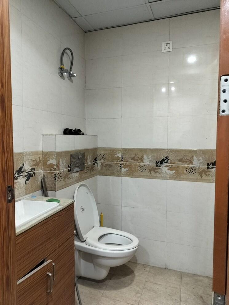 Bathroom, chandigarh-citi-center 1 RK 400 Sq.Ft. Apartment In Vip Road Zirakpur 9373954