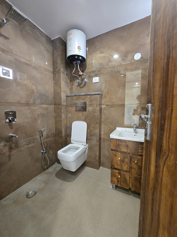Bathroom, chattarpur 3 Bedroom 1200 Sq.Ft. Builder Floor In Chattarpur Delhi 9374051