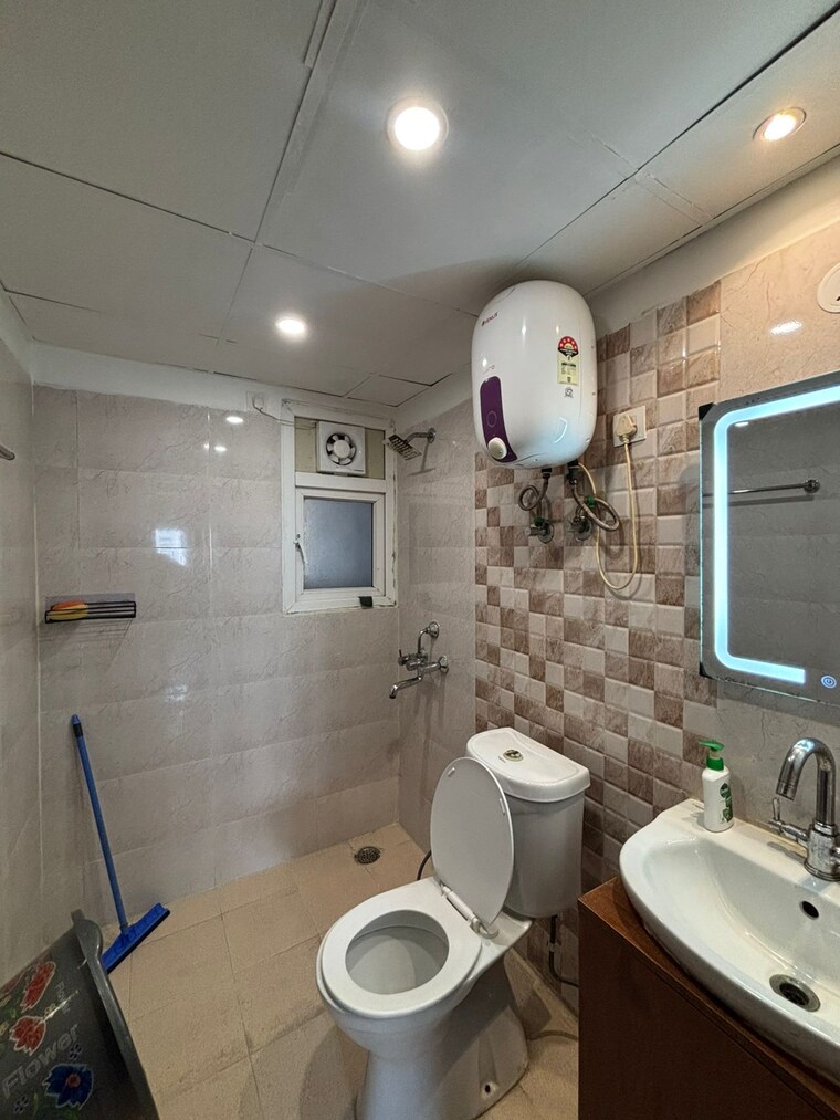 Bathroom, mahagun-mezzaria 4 Bedroom 4425 Sq.Ft. Apartment In Sector 78 Noida 9374265