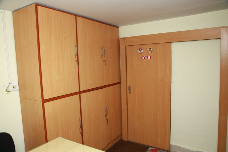 Room, park street Commercial Office Space 650 Sq.Ft. In Park Street Kolkata 9374270