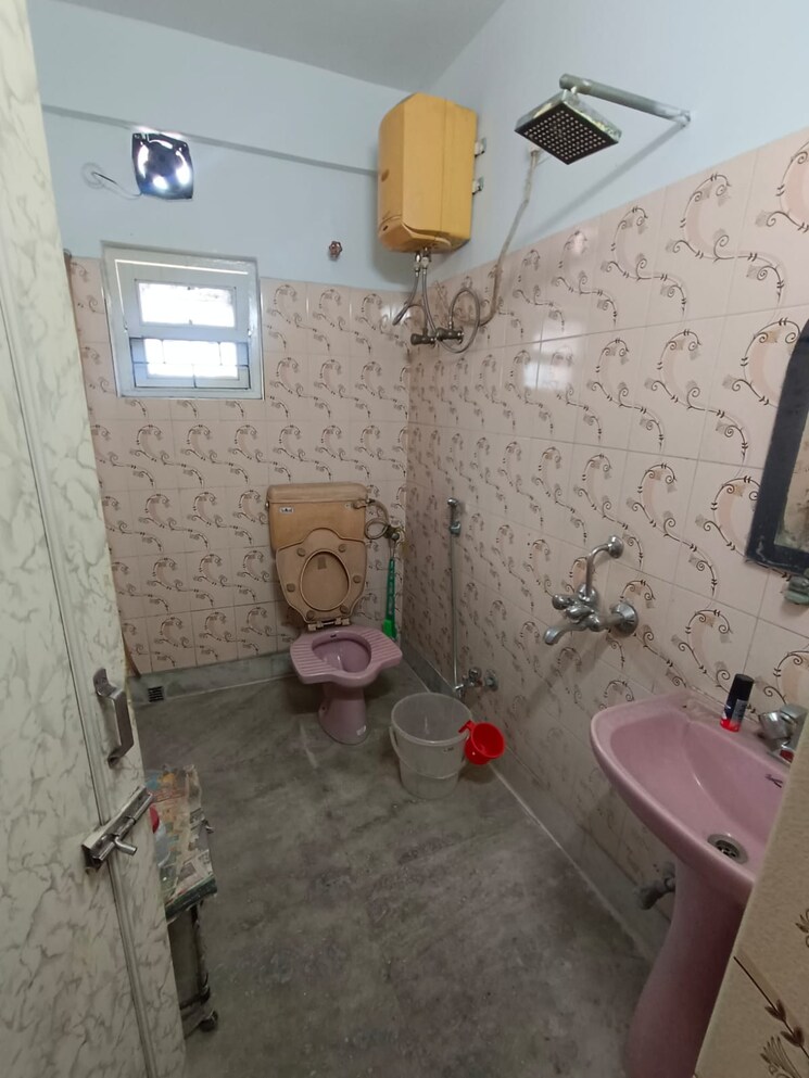 Bathroom, roy bahadur road 2 Bedroom 1040 Sq.Ft. Builder Floor In Roy Bahadur Road Kolkata 9374438