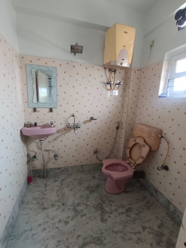 Bathroom, roy bahadur road 2 Bedroom 1040 Sq.Ft. Builder Floor In Roy Bahadur Road Kolkata 9374438
