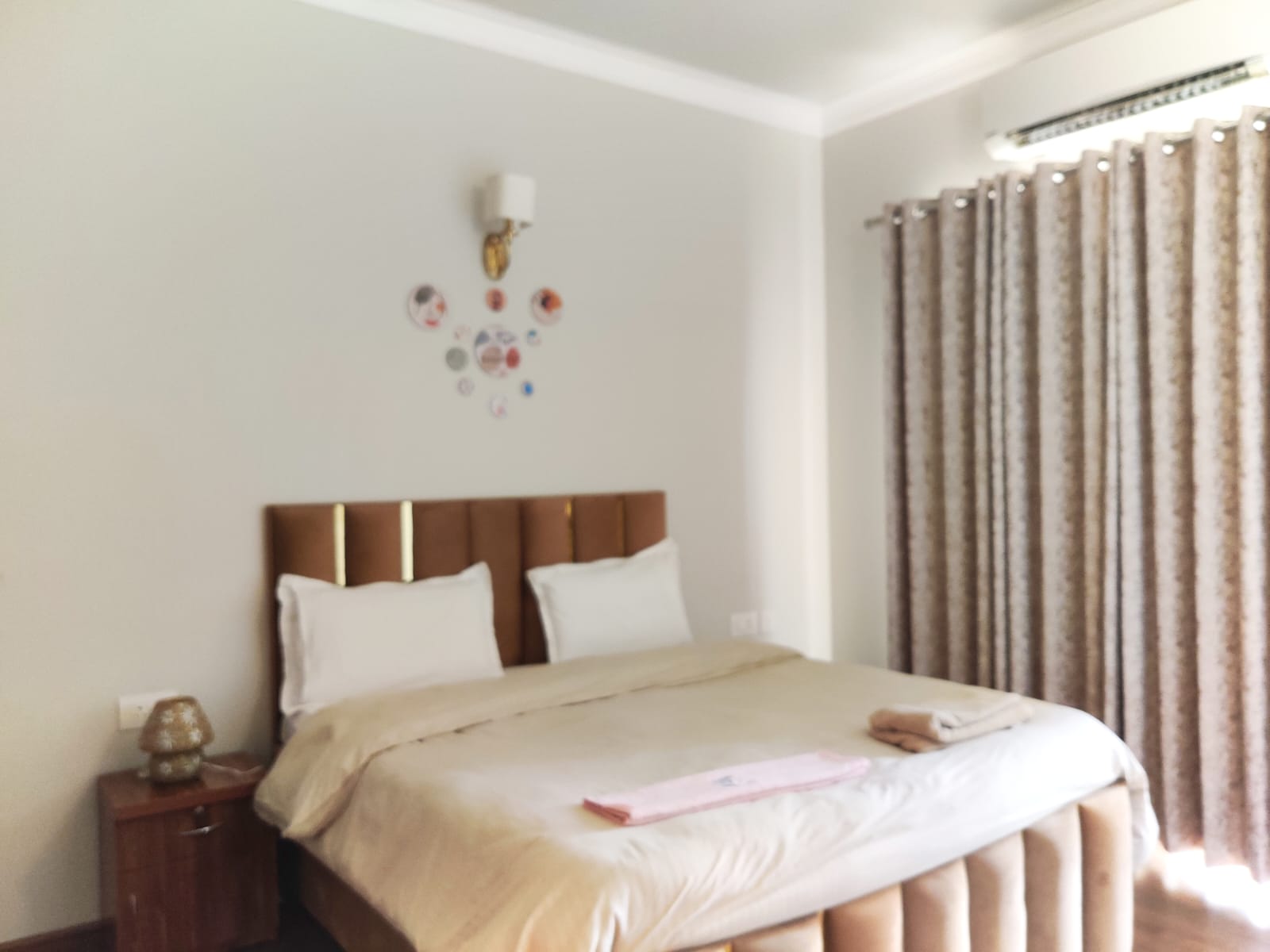 3.5 BHK + Servant Room Apartment For Rent in Unitech Uniworld Gardens