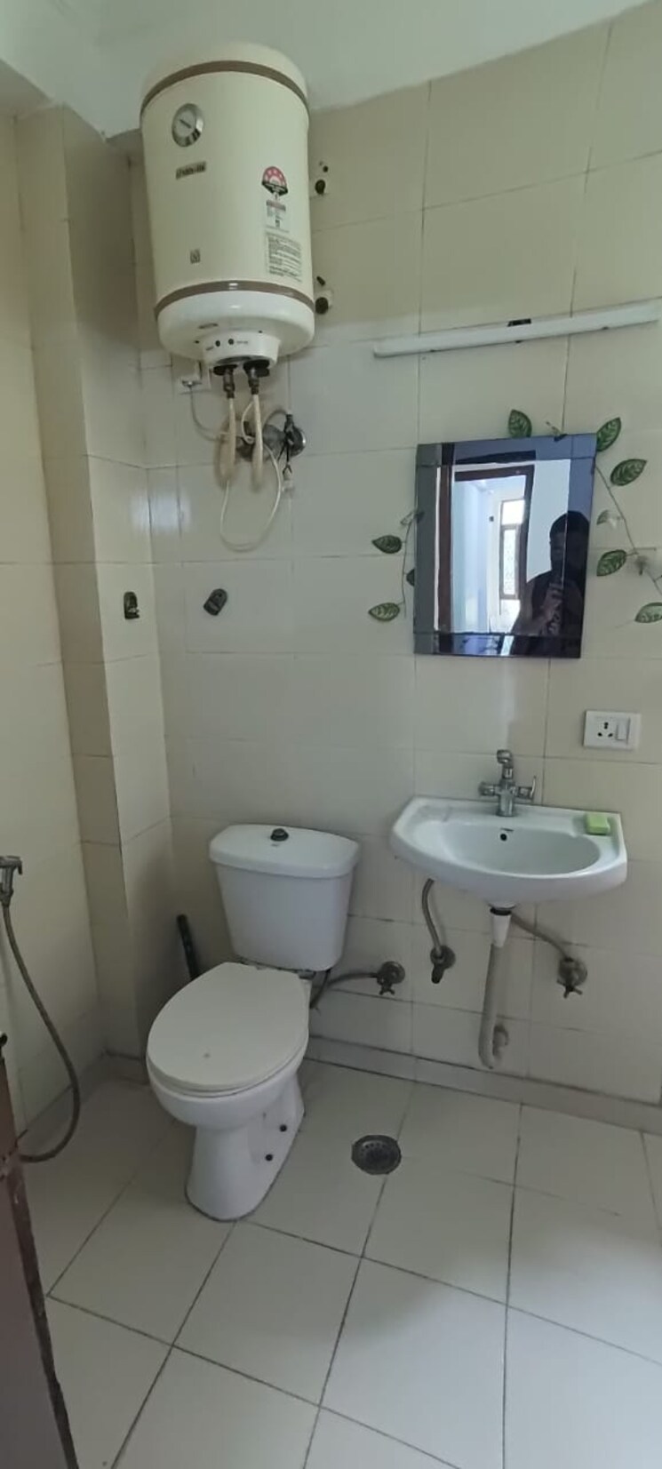 Bathroom, malviya nagar 1 Bedroom 750 Sq.Ft. Builder Floor In Malviya Nagar Delhi 9374756