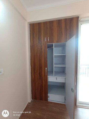 Furnished Amenities in 3 BHK Apartment at Amrapali Golf Homes, Sector 4 Greater Noida – for Rent