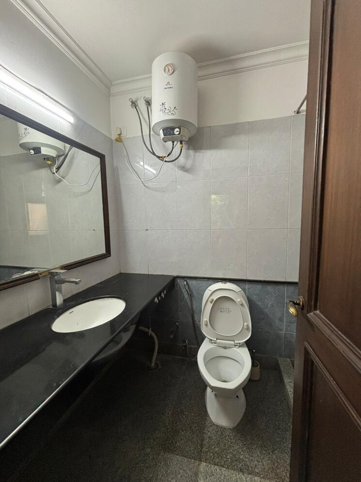 Bathroom, greater kailash part 3 3 Bedroom 2100 Sq.Ft. Builder Floor In Greater Kailash Part 3 Delhi 9374804