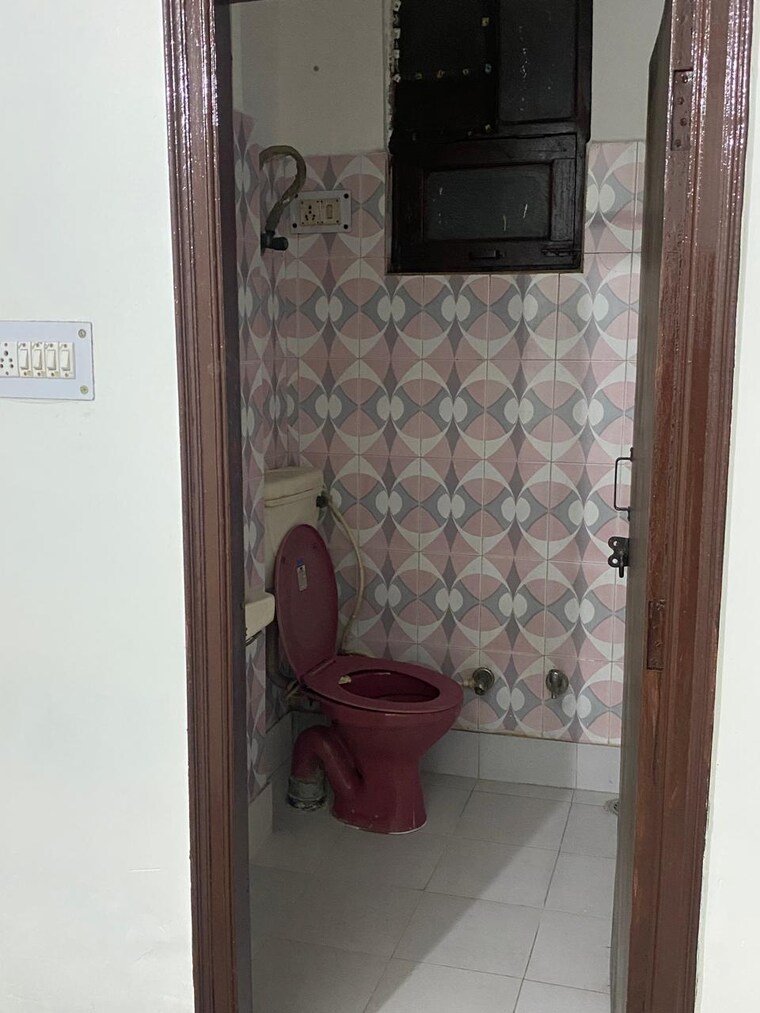 Bathroom, mayur vihar 1 RK 300 Sq.Ft. Builder Floor In Mayur Vihar Delhi 9374884