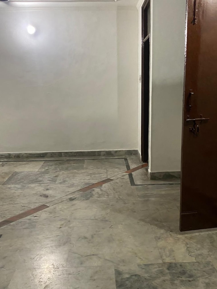 Room, mayur vihar 1 RK 300 Sq.Ft. Builder Floor In Mayur Vihar Delhi 9374884