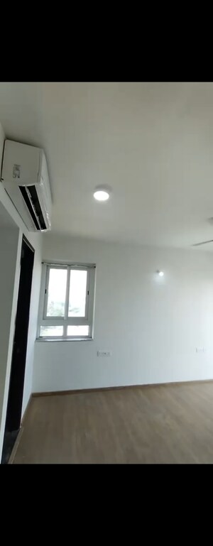 Room in 3.5 BHK Apartment at Indiabulls One Indiabulls, Pokhran Road No Two – for Rent