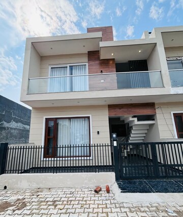 6 BHK Villa – Exterior View View at RWA Apartments Sector 41, Sector 41 - for Sale