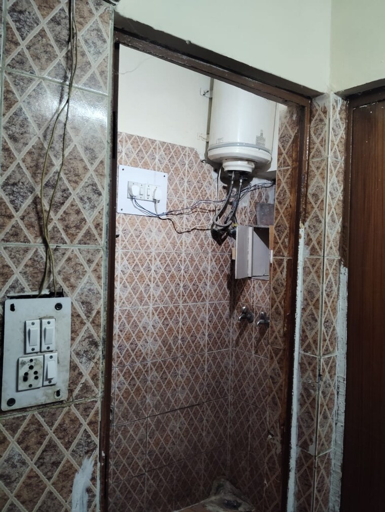 Bathroom, rwa-flats-pocket-40 2 Bedroom 800 Sq.Ft. Apartment In Kalkaji Delhi 9374980