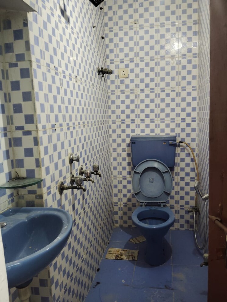 Bathroom, rwa-flats-pocket-40 2 Bedroom 800 Sq.Ft. Apartment In Kalkaji Delhi 9374980