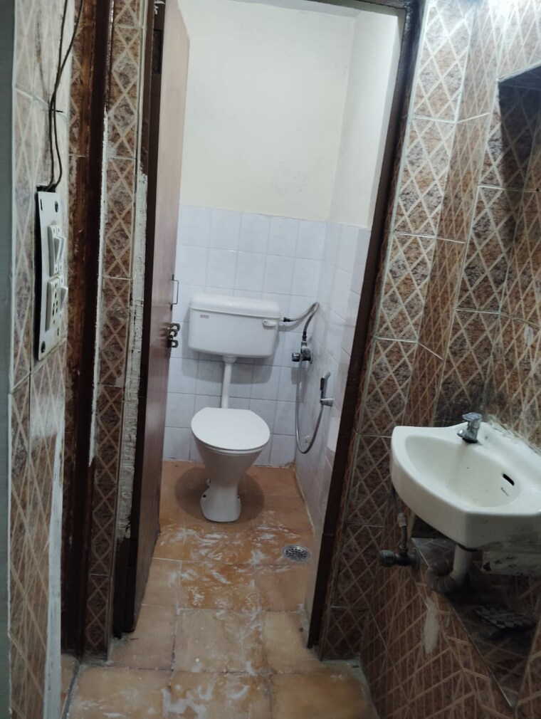 Bathroom, rwa-flats-pocket-40 2 Bedroom 800 Sq.Ft. Apartment In Kalkaji Delhi 9374980