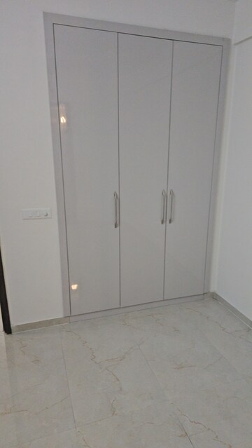 Room in 3.5 BHK Apartment at Smart World Gems, Sector 89 – for Rent