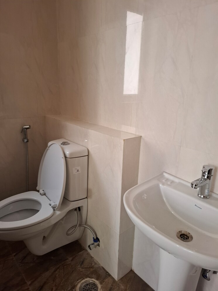 Bathroom, aditya-empress-towers 3 Bedroom 2100 Sq.Ft. Apartment In Shaikpet Hyderabad 9375025