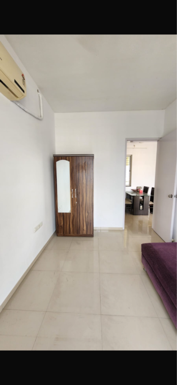 Room in 2 BHK Apartment at Sheth Avalon, Laxmi Nagar – for Rent