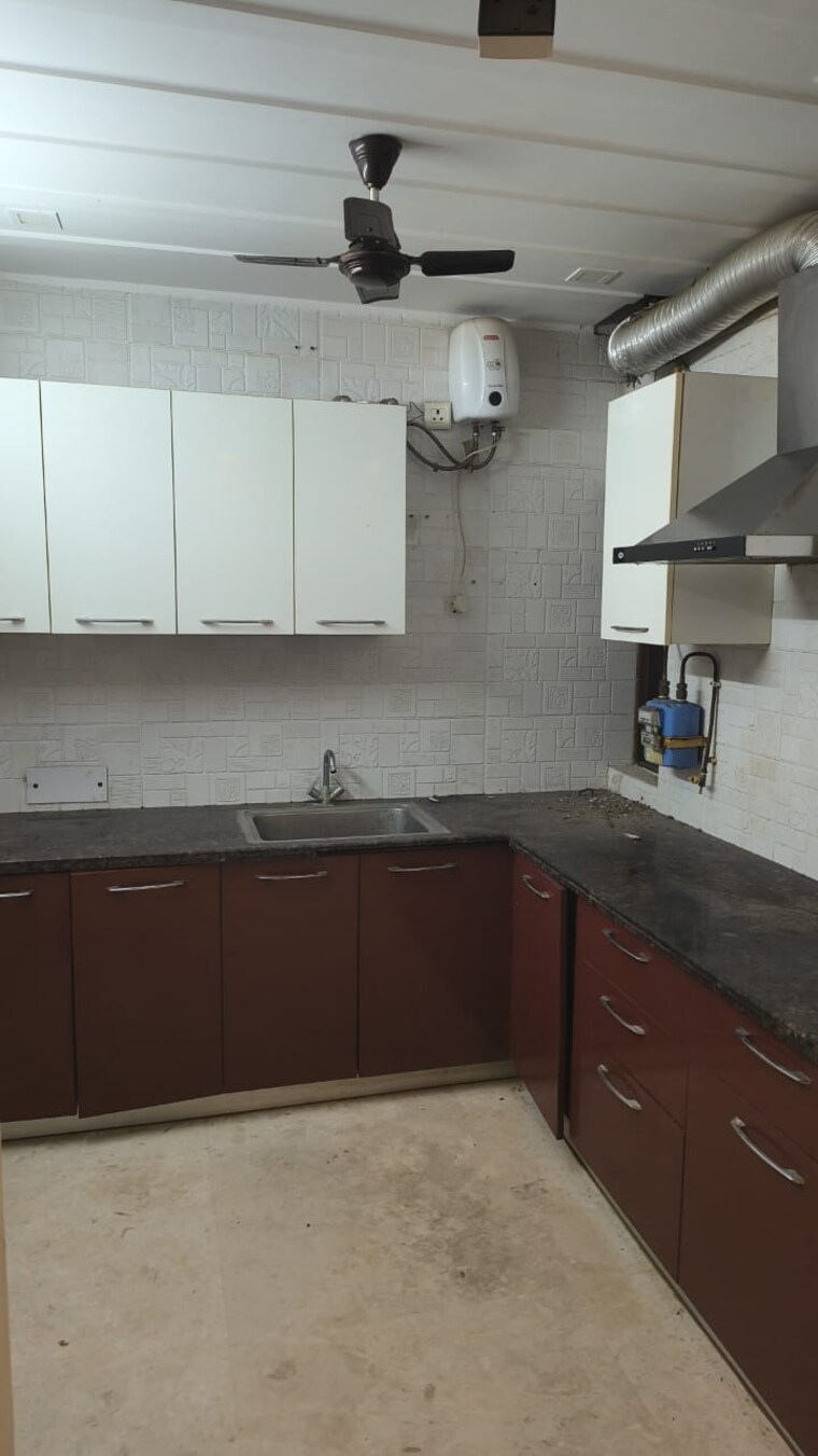 Kitchen, chittaranjan park 3 Bedroom 1350 Sq.Ft. Builder Floor In Chittaranjan Park Delhi 9375043