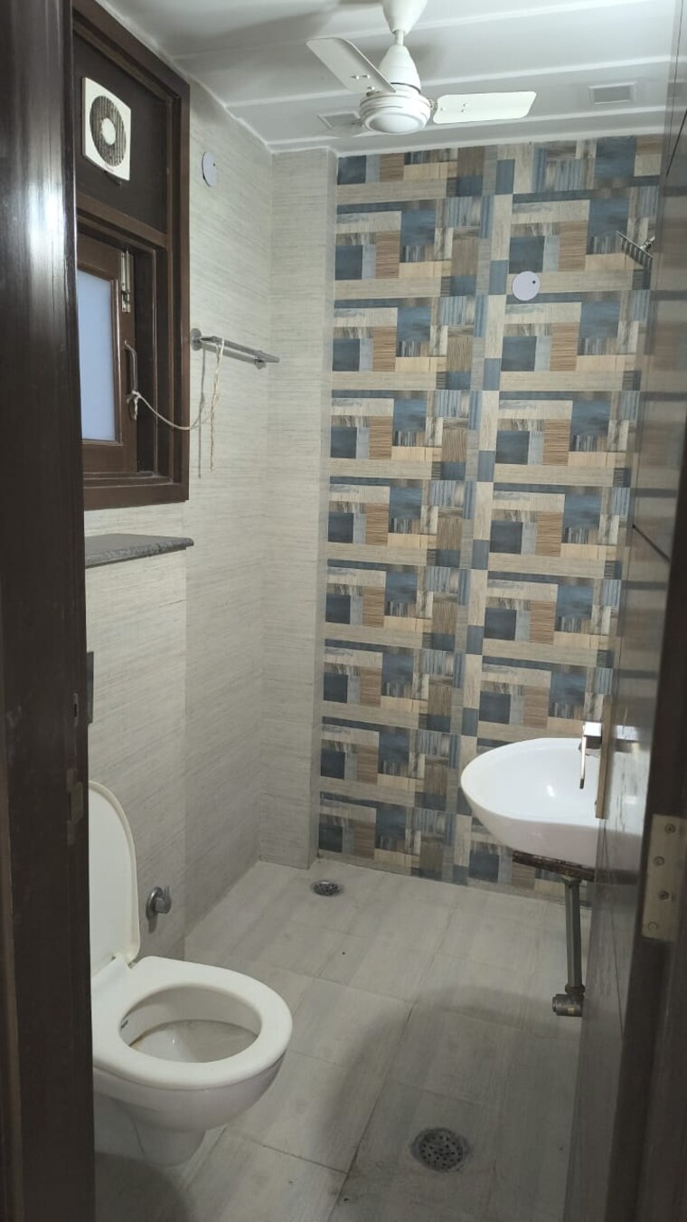Bathroom, chittaranjan park 3 Bedroom 1350 Sq.Ft. Builder Floor In Chittaranjan Park Delhi 9375043