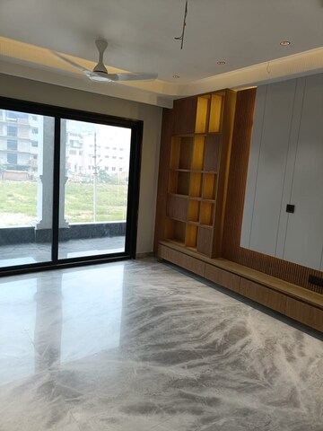 Room in 4 BHK Builder Floor at Unitech Nirvana Country Plots, Sector 50 – for Sale