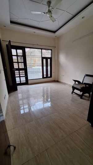 Room in 3 BHK Builder Floor at Unitech Singleton Floors South City, Sector 50 – for Rent