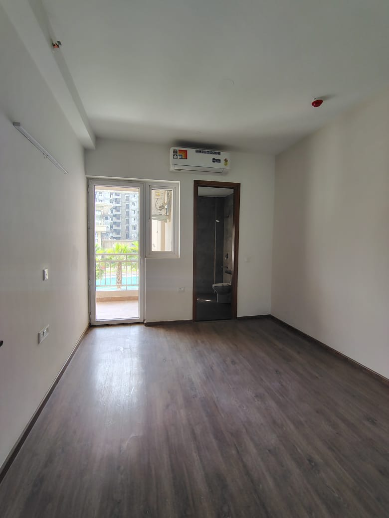 3 BHK + Servant Room Apartment For Sale in The Center Court