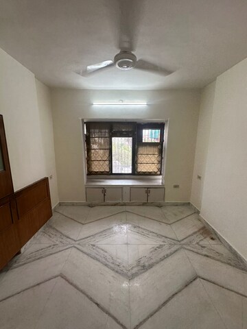 Bedroom in 3 BHK Apartment at Express Apartment, Yari Road – for Rent