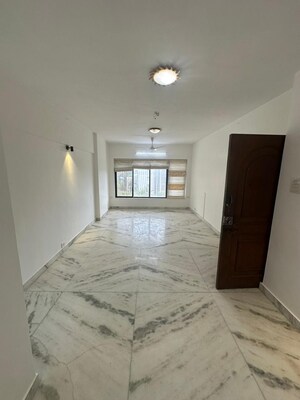 Room in 3 BHK Apartment at Express Apartment, Yari Road – for Rent